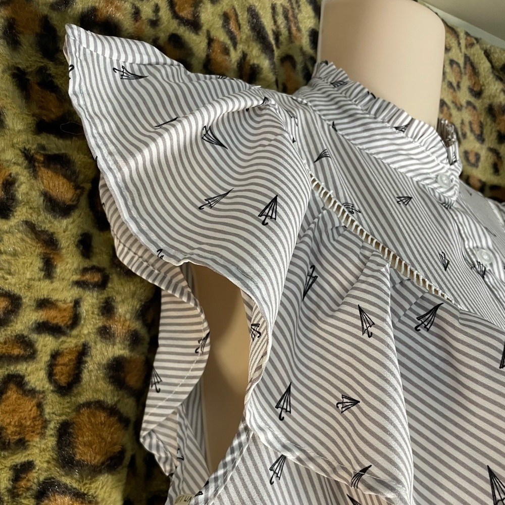 3/$15 🏷️ High neck ruffled white grey striped sleeveless blouse umbrella print
